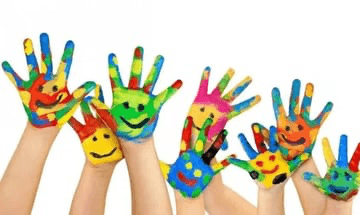 Mãos coloridas erguidas